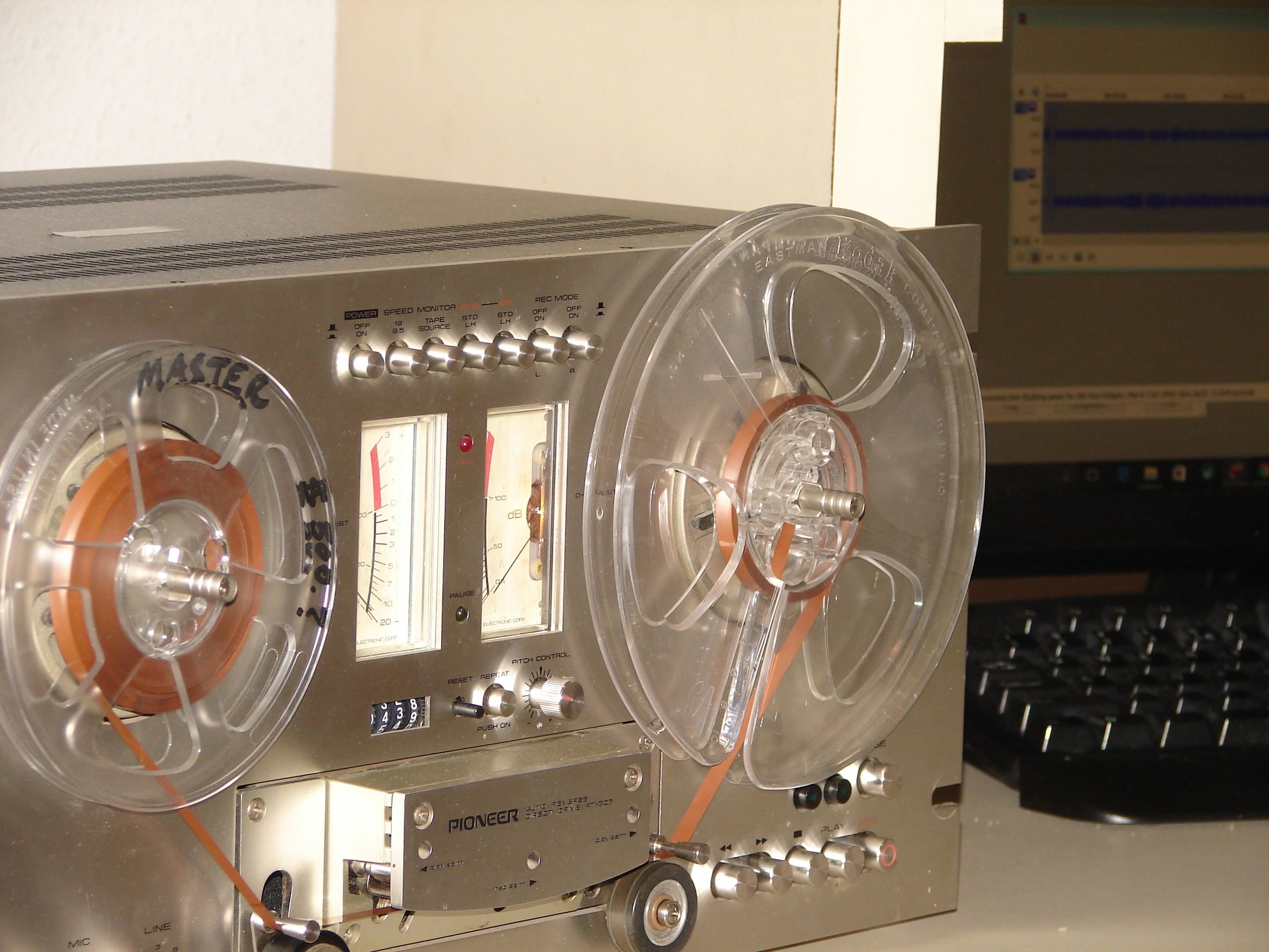 Reel-to-reel tape recorder